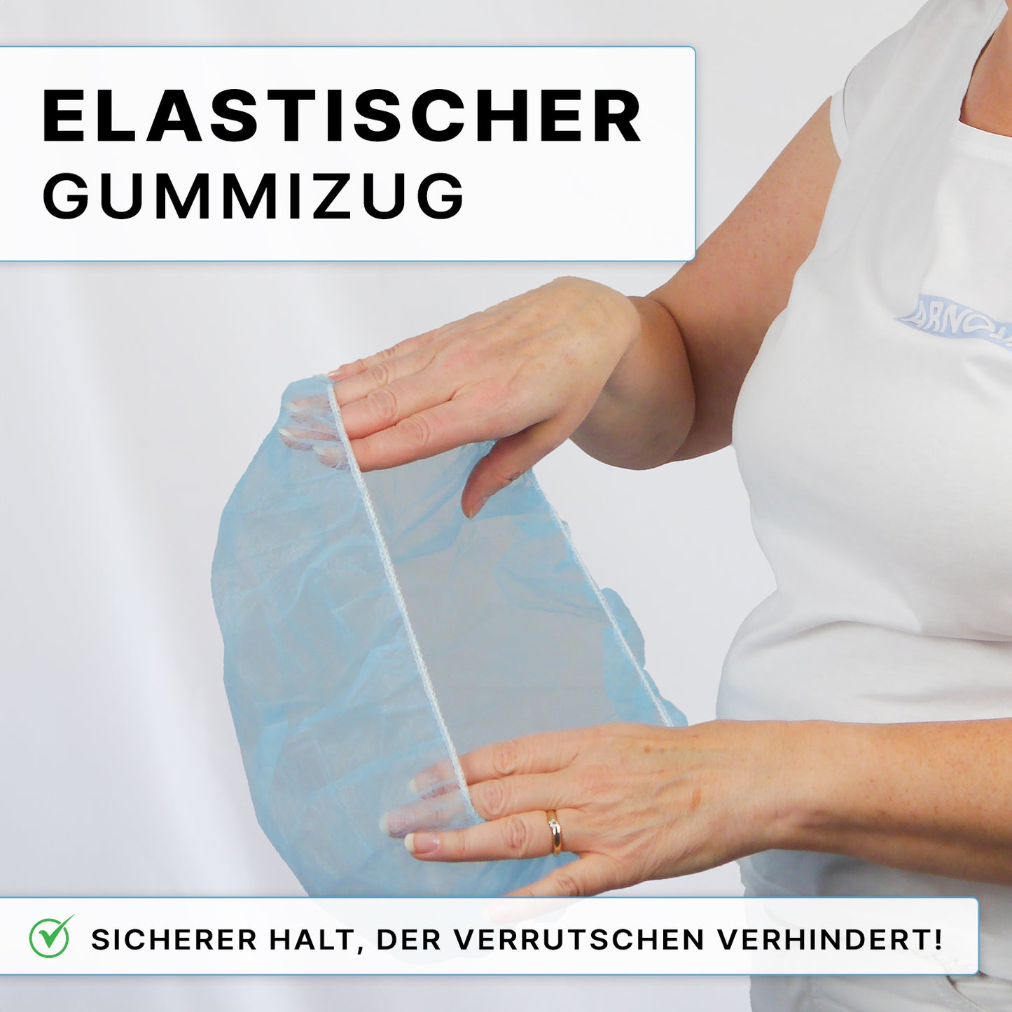 A person in a white shirt wears the ARNOMED COVER PP-BARETTHAUBE made of PP non-woven fabric by ARNOWA GmbH, a blue disposable cap with an elastic band for a secure fit in the hygiene sector. German text: "Elastic band" and "Secure hold that prevents slipping!"