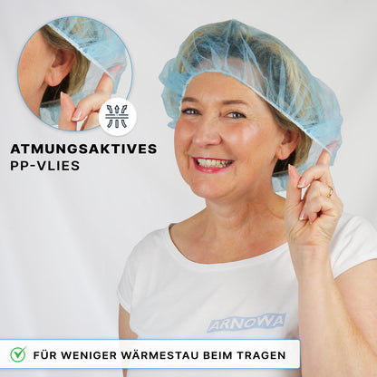 A woman smiles in a blue ARNOMED COVER PP-BARETTHAUBE by ARNOWA GmbH and points to the breathable PP non-woven fabric with the inscriptions "breathable PP non-woven fabric" and "heat-reduced - ideal for the hygiene sector."