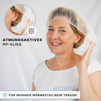 A smiling woman wears the ARNOMED COVER PP-BARETTHAUBE by ARNOWA GmbH, a white disposable cap made of breathable PP non-woven fabric. An insert highlights the texture. The German text points out that it is ideal for hygiene areas and reduces heat buildup.
