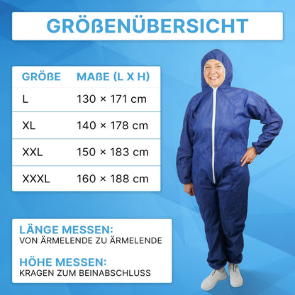A woman in an ARNOMED COVERALL PP-OVERALL BLUE disposable overall with a hood made of PP fleece from ARNOWA GmbH stands smiling next to a size chart (L, XL, XXL, XXXL; cm) against a blue background.