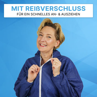 A woman closes the ARNOMED COVER PP-OVERALL BLUE disposable overall with a hood made of PP fleece from ARNOWA GmbH. Above her, the German text reads: "WITH ZIPPER FOR QUICK ON & OFF" on a blue background.
