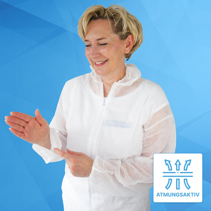 A woman is wearing the ARNOMED COVER PP-OVERALL WHITE disposable overall with a hood by ARNOWA GmbH and smiling while adjusting the sleeve; a blue icon shows "BREATHABLE" and highlights the breathable PP fleece material.