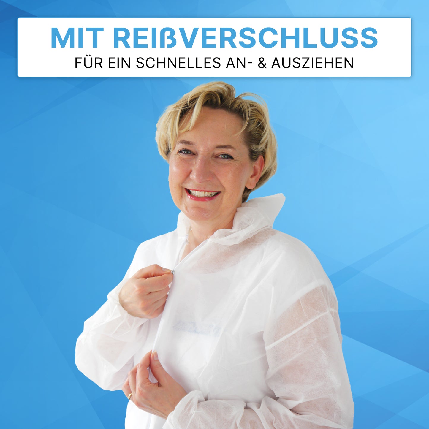 A woman is smiling while pulling up the ARNOMED COVER PP-OVERALL WHITE disposable overall with a hood made of PP fleece in white by ARNOWA GmbH. The blue background highlights her with German text: "With zipper for quick on & off."]