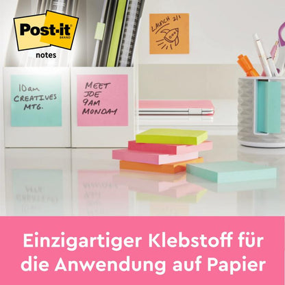 On a tidy desk, there are Post-it® Notes (63.5 mm x 76 mm, 100 sheets/block, 100% PEFC) from 3M Deutschland GmbH in various colors and a German note on the paper-friendly adhesive of these sticky notes.