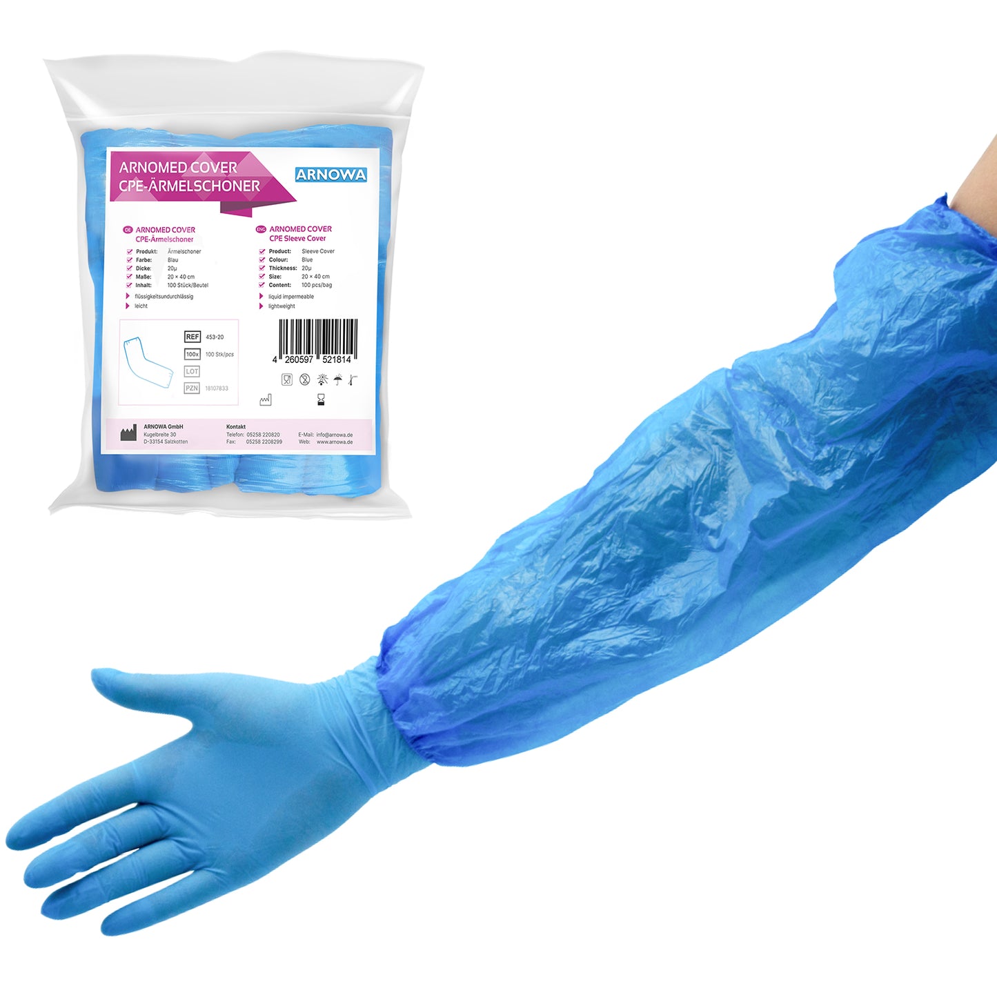 A blue ARNOMED PE sleeve protector (liquid-repellent, disposable) from ARNOWA GmbH is worn over a blue glove. In the background, the 100-piece packaging of the product is visible with details and an illustration of the cover.