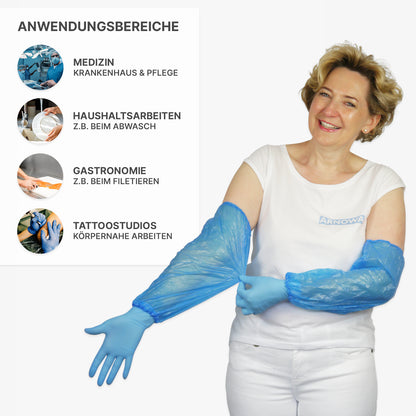 A woman in a white shirt and blue gloves smiles with ARNOMED PE sleeve protector, liquid-repellent, disposable (100 pieces, ARNOWA GmbH), highlighting the liquid-repellent protection for medical, household, gastronomy, and tattoo studio.