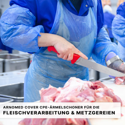 A person wears ARNOMED PE sleeve protectors from ARNOWA GmbH and cuts raw meat with a large knife. Below, German text advertises liquid-repellent disposable arm sleeves, ideal for butcheries and meat processing.
