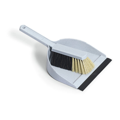 Die Nölle Profi Brush Kehrgarnitur Qualitätsmischung von Nölle Profi Brush Bürsten- & Pinseltechnik e.K. ist mit schwarzen und beigen Borsten bestückt und ruht in einer grauen Kunststoff-Kehrschaufel mit Gummirand auf weißem Hintergrund.