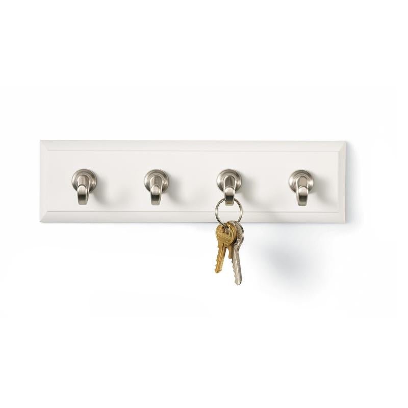 The Command™ key rail in quartz, HOM18-Q from 3M Deutschland GmbH offers four metal hooks on a white rail for practical key storage and is ideal for keeping your keys handy and organized thanks to easy installation.