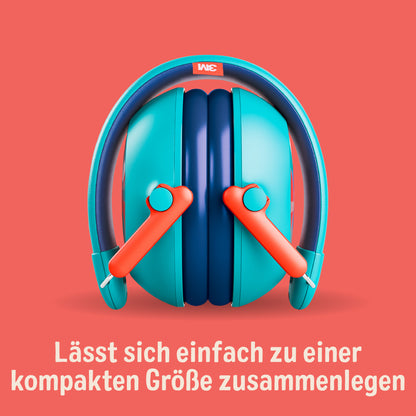Der 3M™ Gehörschutz für Kinder PKIDSP-TEAL-E, türkis (87-98 dB), von 3M Deutschland GmbH, ist zusammenfaltbar und kompakt. Abgebildet vor korallenfarbenem Hintergrund mit dem Text: "Lässt sich einfach zu einer kompakten Größe zusammenlegen.
