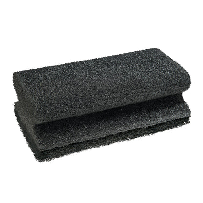 The Scotch-Brite® Grill Handle Sponge from 3M Deutschland GmbH is a black, rectangular, coarse cleaning sponge - folded in half and depicted on a white background - perfect for grill cleaning; 1 piece per package.