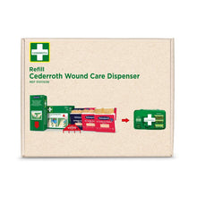 Ein Karton mit der Aufschrift "Cederroth first aid nachfüllpackung für cederroth wundpflegespender ref 51011006" von Orkla Wound Care AB, mit Wundpflegeprodukten und einem grünen Spender. Das Cederroth-Logo befindet sich in der linken oberen Ecke.