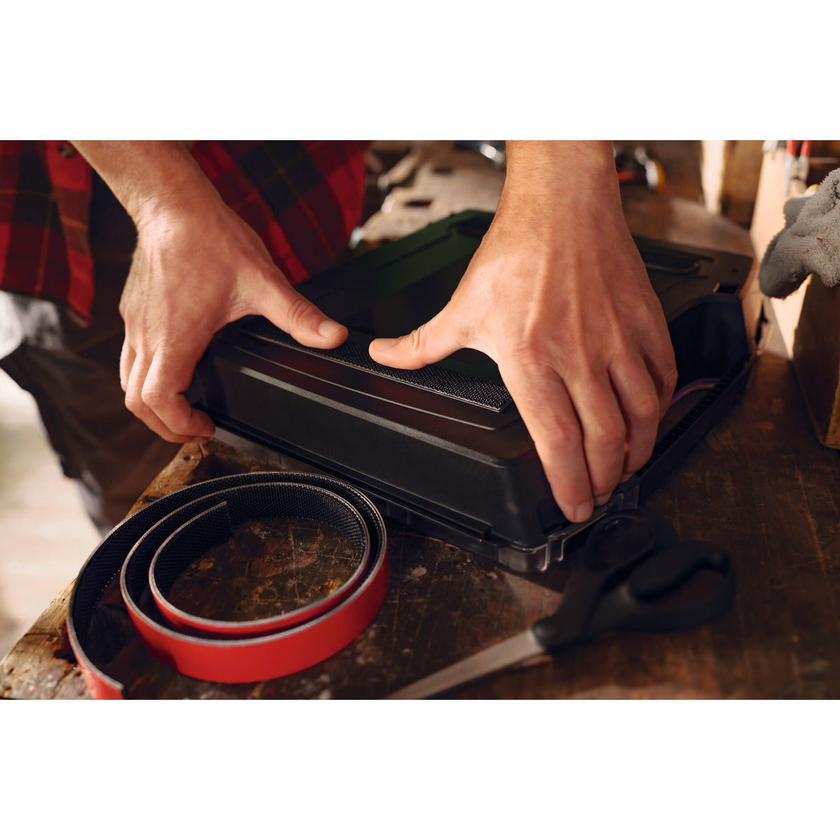 tesa Ultra Power Lock Klettstreifen, 0,2 m x 25 mm, schwarz – Anwendung