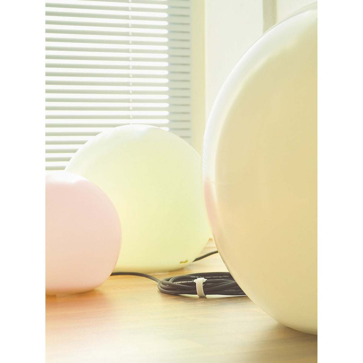 tesa On & Off Klett-Kabelbinder, transparent – Anwendung