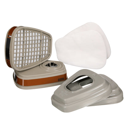 Ein 3M™ Filtersatz 6003-1, A2P3 (2x6055, 2x5935, 2x501) von 3M Deutschland GmbH, inklusive Kartuschen für organische Dämpfe und Zubehör, übersichtlich auf einer weißen Fläche angeordnet.