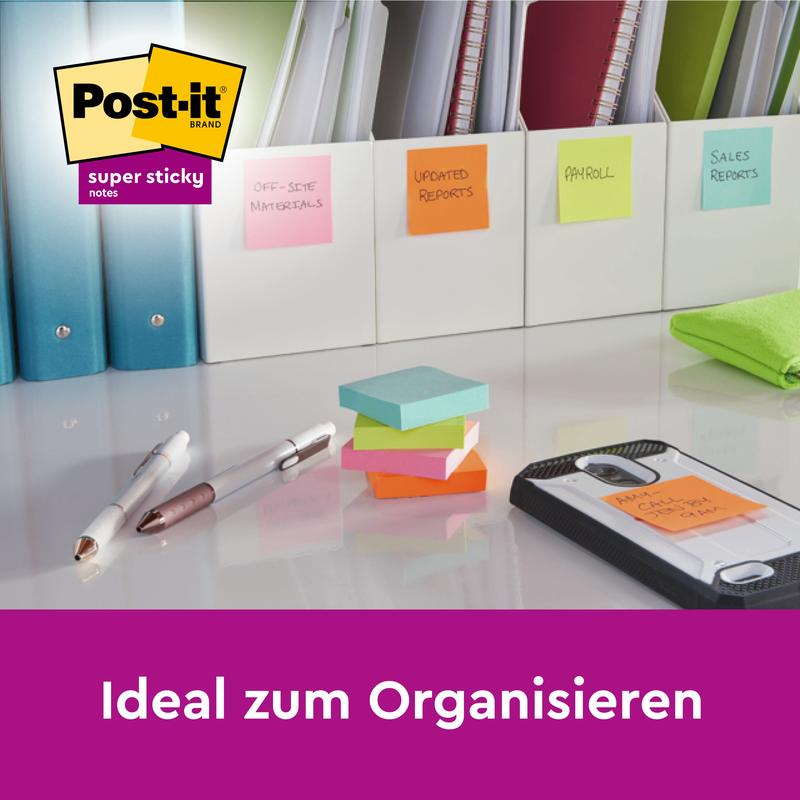 A desk with folders labeled with Post-it® Super Sticky Notes (various colors, 76x76 mm, 45 sheets/pad, 3 pads, 100% PEFC) from 3M Deutschland GmbH, along with pens, green cloth, smartphone on clipboard. Text: "Ideal for organizing.