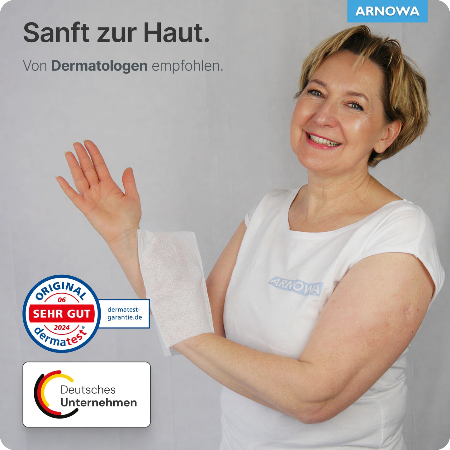 A smiling woman in a white shirt holds a wet wipe on her forearm. German text highlights ARNOMED disposable wash gloves made of molton from ARNOWA GmbH - gentle skincare, recommended by dermatologists and awarded the Dermatest seal.