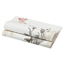 Ein gefaltetes Stoffstück mit einem von der Natur inspirierten Design aus Blättern und Blumen in Rot-, Braun- und Beigetönen spiegelt die Eleganz einer Duni Bio Dunisoft®-Serviette wider. Geeignet für Heimdekoration wie Vorhänge oder Polster.