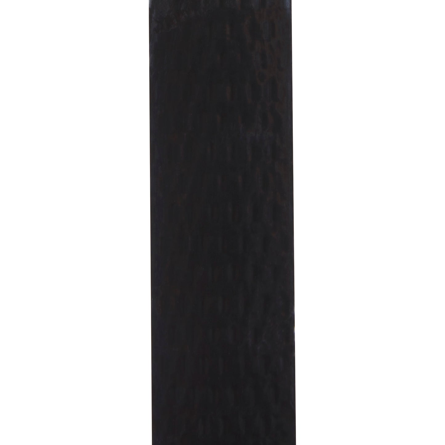 Das Scotch® Extremium™ Universal Klebeband (3 m x 19 mm) der 3M Deutschland GmbH mit einem hohen, rechteckigen schwarzen Strukturdesign steht mittig auf einem einfarbig weißen Hintergrund.