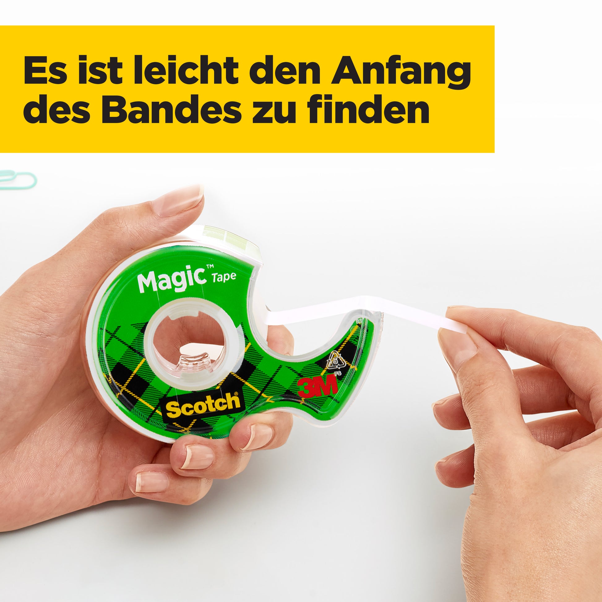 Eine Person benutzt eine Scotch® Magic™ Unsichtbares Klebeband Nachfüllpackung (1 Rolle, 19 mm x 25 m) von 3M Deutschland GmbH und findet leicht den Anfang des Bandes. Text: "Es ist leicht den Anfang des Bandes zu finden.