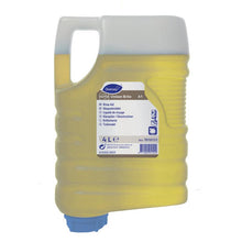 A 4-liter cartridge of Diversey Suma Unison Brite A1 Acidic Rinse Aid, with a built-in handle and yellow liquid, featuring a blue-white label that describes the formula for streak-free results - ideal for the catering industry.