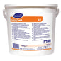 A 10 kg white plastic bucket of Diversey Suma Soak K7, powdered cutlery soaking cleaner for silver parts, from Diversey Deutschland GmbH & Co. OHG. With multilingual label and carrying handle.
