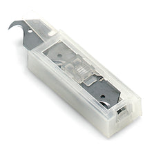 Eine Nahaufnahme des Nölle Profi Brush Dispenser mit 10 Ersatzklingen, Hakenform von Nölle Profi Brush Bürsten- & Pinseltechnik e.K., bei der eine der Ersatzklingen im transparenten Kunststoffbehälter sichtbar ist.