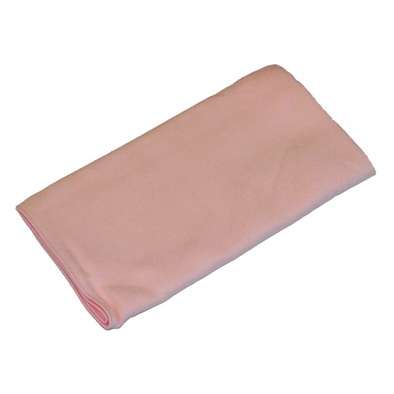 A folded TASKI MicroCare microfiber cloth 40x40 cm from Diversey Deutschland GmbH & Co. OHG in light pink lies on a white background.