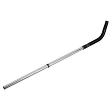 Die Diversey Deutschland GmbH & Co. OHG Saugstange 3-teilig 32mm vento 8/15 ist eine silberne, gerade Saugnadel mit schwarzem, gebogenem Griff, abgebildet auf weißem Hintergrund. Kompatibel mit Systemen der Vento-Serie 32mm. Enthält ein Stück pro Packung.