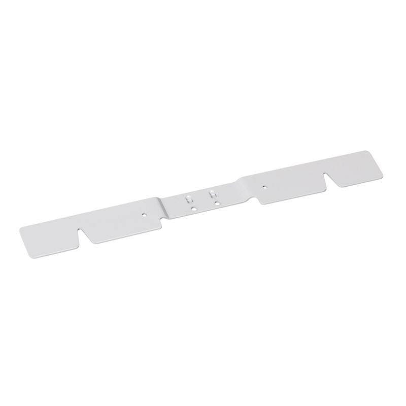 Der TASKI Zubehörhalter groß (450 mm) von Diversey Deutschland GmbH & Co. OHG ist ein Metallhalter mit erhöhtem Mittelteil, gekerbten Kanten und zentralen Befestigungslöchern - konzipiert für den manuellen Einsatz bei Reinigungsarbeiten. Packung: 1 Stück.