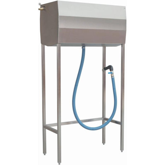 Die Josto Service Station 300 von Diversey Deutschland GmbH & Co. OHG ist eine 300L Edelstahl Befüllstation für Scheuersaugmaschinen, ideal für gewerbliche Reinigungsunternehmen, ausgestattet mit einem rechteckigen Tank, Metallständer, blauem Schlauch und Zapfpistole.