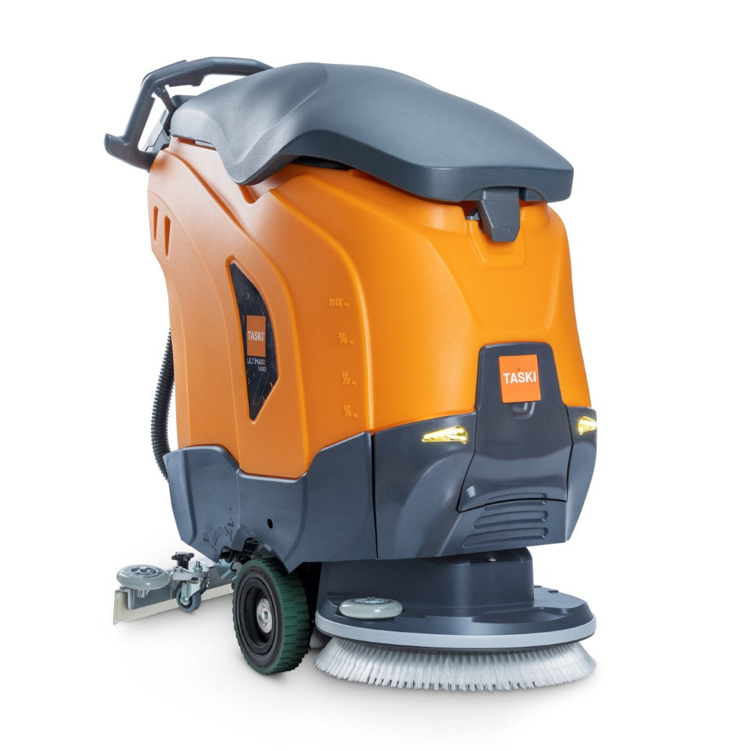 Eine orange-graue TASKI ULTIMAXX 1900 SD43 Performance Scheuersaugmaschine von Diversey, mit Radantrieb, 42L Tank, 43cm Einzelscheibe, Rädern, Griff, und "TASKI" Aufkleber auf der Rückseite. Packung: 1 Stück.