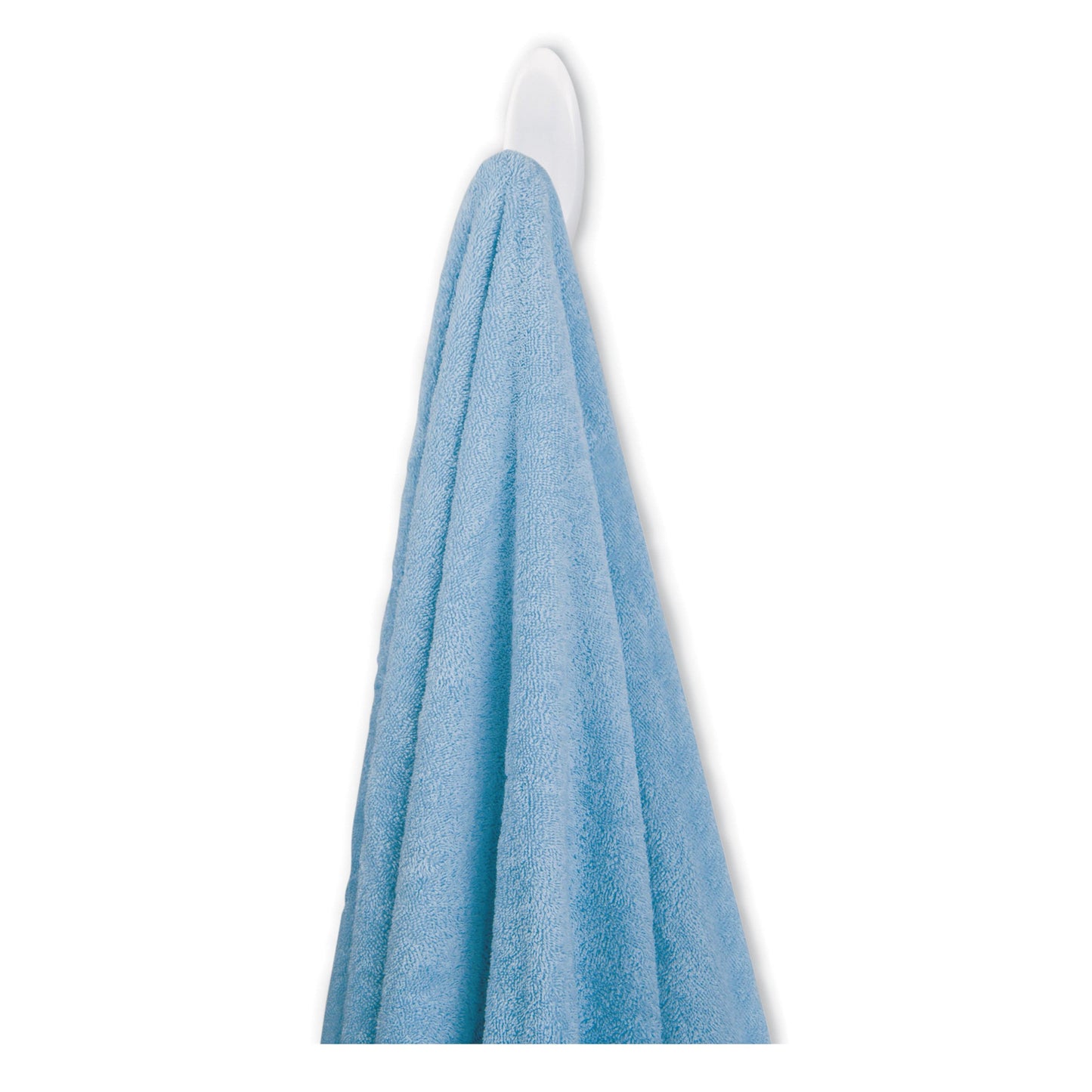 Ein blaues Handtuch hängt an einem Command™ Bad Handtuchhaken von 3M Deutschland GmbH an einem weißen Haken vor einem weißen Hintergrund.