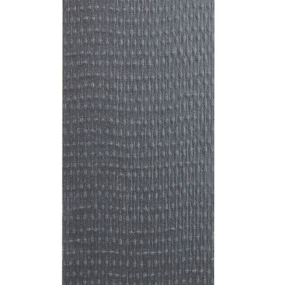 Nahaufnahme einer strukturierten grauen Oberfläche mit regelmäßigem Gittermuster, die dank ihrer wetterbeständigen Eigenschaften ideal für Scotch® Extremium™ All Weather Hochleistungs-Klebeband (27 m x 48 mm, 6 STK/Packung) von 3M Deutschland GmbH ist.