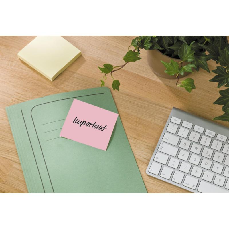 A green file folder with a pink "important" note stands on a wooden desk next to Post-it® Recycling Z-Notes (76x76 mm, 100 sheets, 100% PEFC) by 3M Deutschland GmbH, as well as a keyboard and a potted plant.