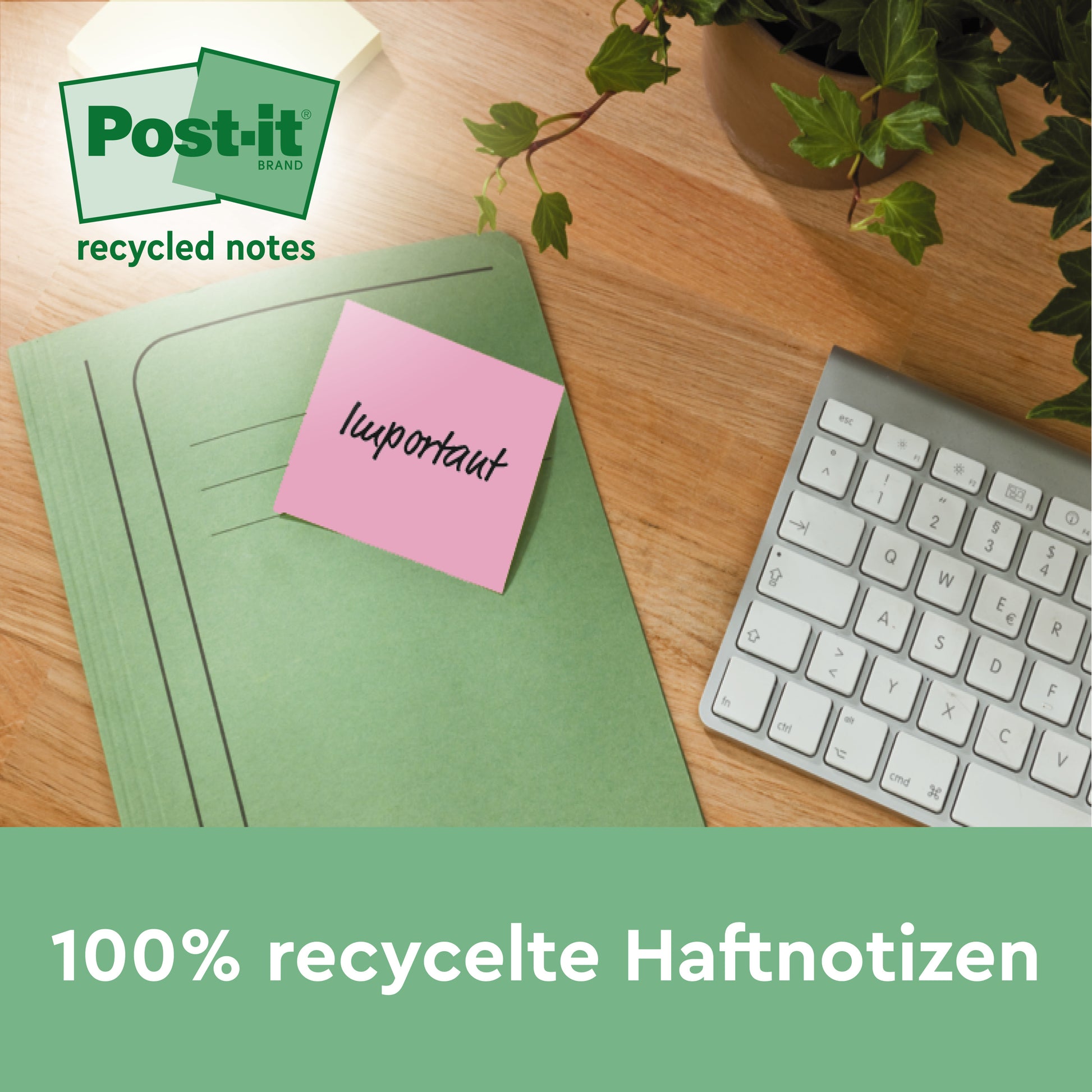 Ein rosafarbener Post-it® Recycling Z-Zettel (76 x 76 mm, 100 Blatt/Block, 100% PEFC) der 3M Deutschland GmbH mit der Aufschrift "Wichtig" liegt auf einem grünen Ordner neben einer Tastatur und einer Pflanze. Text: "100% recycelte Haftnotizen" & "Post-it recycled notes.