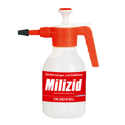 Ein weißer Kunststoff Dr. Schnell Drucksprüher 1,5 Liter von DR.SCHNELL GmbH & Co. KGaA mit rotem Griff und Tülle steht aufrecht vor einem schlichten weißen Hintergrund.