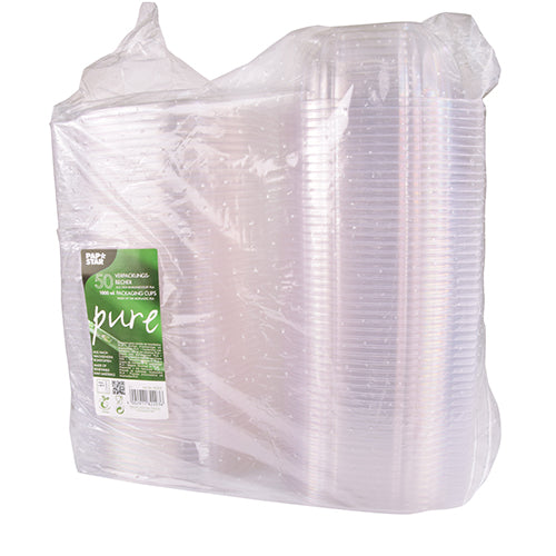 Eine in durchsichtige Plastikfolie eingewickelte Packung mit 50 PAPSTAR „pure“ glasklaren PLA Feinkost- und Salatschalen mit Klappdeckel, mit einem grün-weißen Etikett auf der Vorderseite mit dem Markenzeichen und Recyclinginformationen der PAPSTAR GmbH.