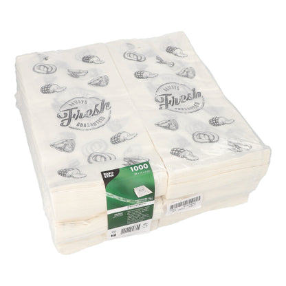 Eine Packung mit 1.000 PAPSTAR Fleischerbeuteln der PAPSTAR GmbH aus gefädeltem Kraftpapier mit grünem Etikett und schwarzen „Immer frisch garantiert“-Motiven mit Obst und Gemüse; ideal für Metzgereien.