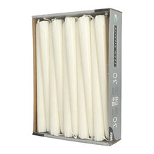 A rectangular cardboard tray from PAPSTAR GmbH holds 30 white taper candles (24 cm, Ø 2.2 cm, 100% stearin) in a vertical arrangement; the partially opened packaging shows the candles and a gray sidewall with text and icons.