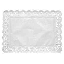 Die 100 Spitzenpapiere eckig, weiss der PAPSTAR GmbH bestehen aus rechteckigen, weißen, spitzenartigen Deckchen mit einem aufwendig gewellten Rand und einer schlichten Mitte, die vor einem weißen Hintergrund abgebildet sind.