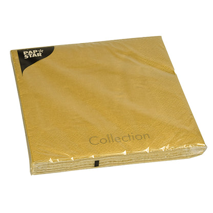 Eine Packung PAPSTAR 20 goldfarbene Servietten, 40cm x 40cm, 3-lagig, 1/4 Falz der PAPSTAR GmbH, in einer Kunststoffverpackung mit der Aufschrift „Pap Star Collection“. Die Servietten sind ordentlich gestapelt und unbenutzt.
