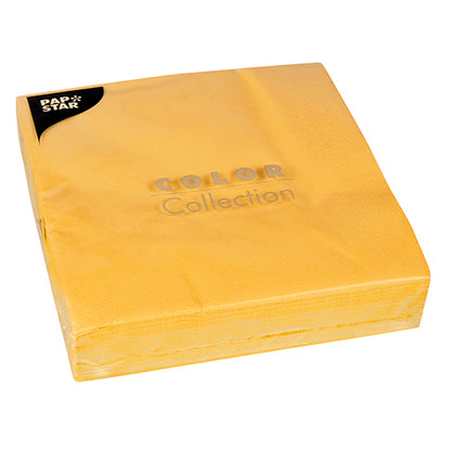 A stack of PAPSTAR 50 napkins, 2-ply 1/4-fold, 40 x 40 cm from PAPSTAR GmbH in a plastic packaging with the inscription “Color Collection” and a black corner label with the inscription “Pap Star”.