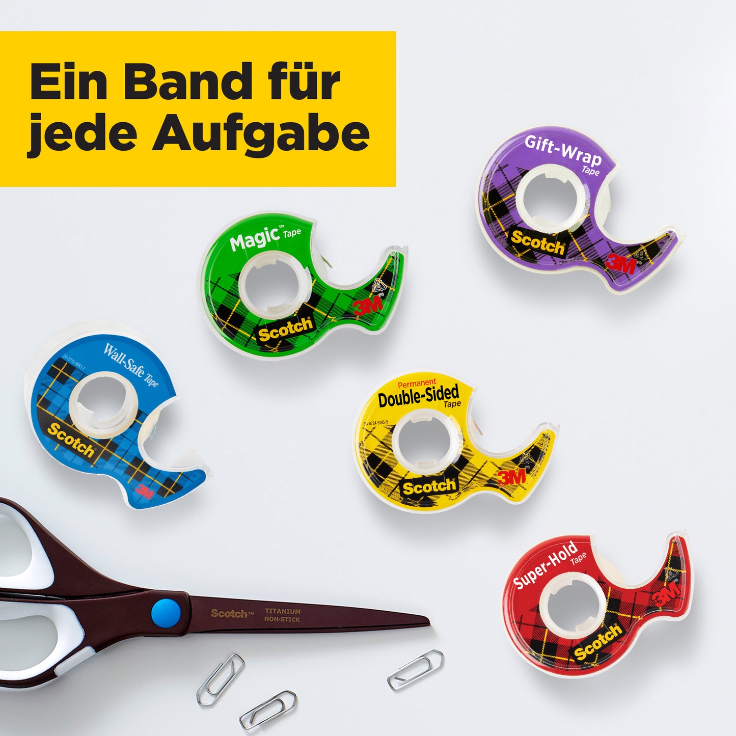 Vier Scotch® Magic™ Unsichtbares Klebeband 1 Rolle (19 mm x 7,5 m) mit bunten Handabrollern von 3M Deutschland GmbH sind mit Schere und Büroklammern arrangiert; darüber steht: "Ein Band für jede Aufgabe.