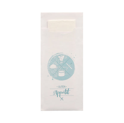 Die 520 Bestecktaschen (20 x 8,5 cm) der PAPSTAR GmbH werden mit einer passenden 2-lagigen Serviette (33 x 33 cm) geliefert. Die weiße Hülle ist mit einem hellblauen, kreisförmigen Motiv mit Lebensmitteln und Besteck sowie dem Schriftzug „Guten Appetit“ versehen, wobei die Serviette im Inneren teilweise sichtbar ist.