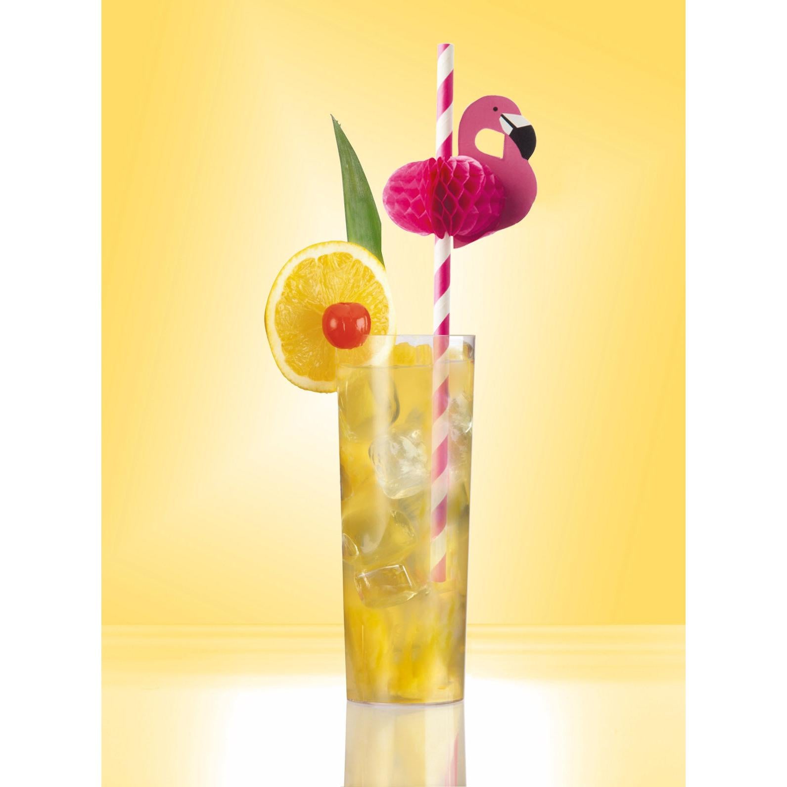 Ein hohes Glas mit gelbem Eisgetränk, verziert mit einer Zitronenscheibe, einer Kirsche, einem grünen Blatt und einem rosa gestreiften PAPSTAR Papiertrinkhalm (6 mm x 20 cm) mit einem rosa Papierflamingo auf gelbem Hintergrund. Marke: PAPSTAR GmbH.