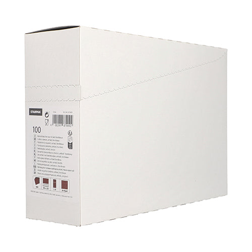 Eine Starpak 100 Bestecktaschen Airlaid-Box (40 x 33 cm) steht aufrecht mit teilweise geöffnetem Deckel und gibt den Blick auf ein Etikett mit Text, Symbolen und Barcodes frei. Wird häufig in Restaurants verwendet, um Bestecktaschen vor einem schlichten weißen Hintergrund zu organisieren.