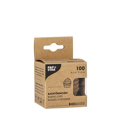 On a white background stands a small brown box with the label "PAPSTAR 100 baking cups round" from PAPSTAR GmbH. It contains 100 round baking cups, ideal for cupcakes or muffins, with a window showing the bio-based product inside.