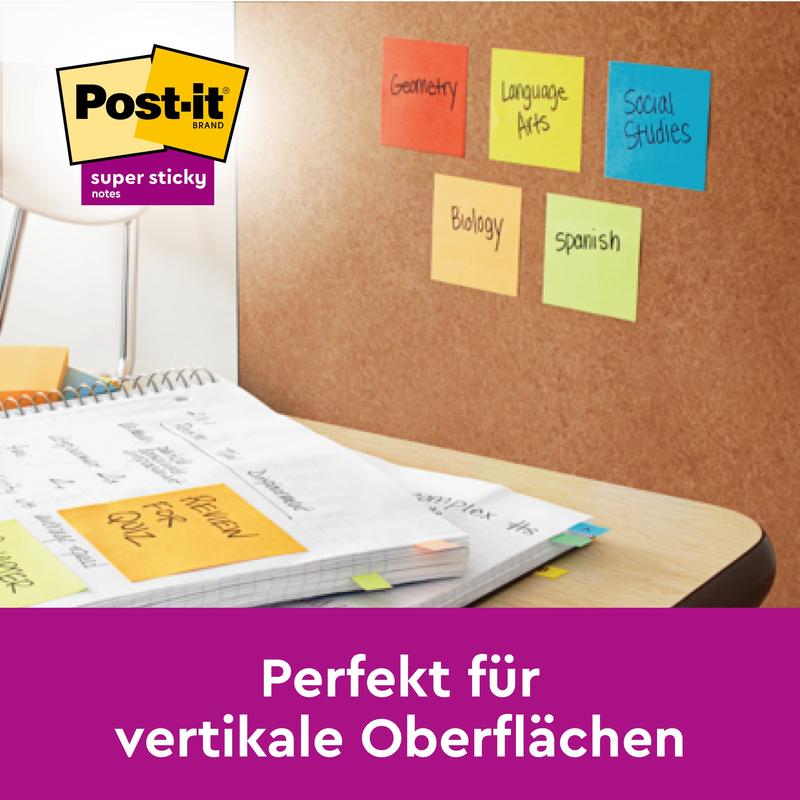 A corkboard displays 3M Post-it® Super Sticky Notes in large format, lined (101 x 101 mm, 45 sheets/block, 100% PEFC), labeled with topics. Text: "Perfect for vertical surfaces." Notebooks and papers lie on the desk below.