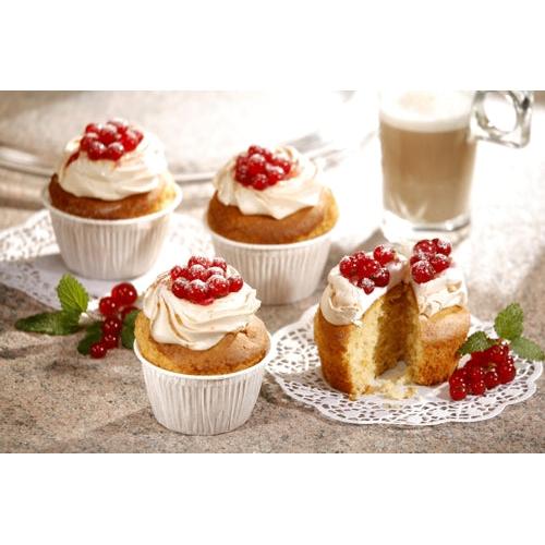 Vier Cupcakes mit Sahneglasur und roten Johannisbeeren liegen auf Deckchen aus weißen PAPSTAR Muffin-Backförmchen (Folie, Ø 5 cm, 3,2 cm). Eines ist halbiert, sodass der Inhalt sichtbar wird. Dahinter steht ein Glasbecher. Packung enthält 250 Stück von der PAPSTAR GmbH.